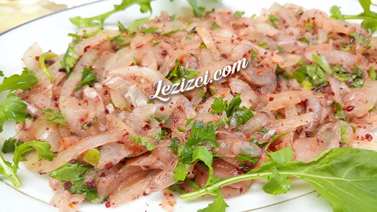 Etin, Balığın Yanında Sumaklı Ve Acılı Soğan Salatası Tarifi